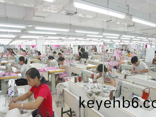 職業(ye)裝生産車間